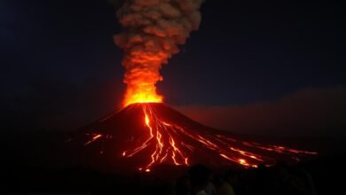 Gunung Berapi di NTT Keluarkan Lava Pijar, Warga Dievakuasi